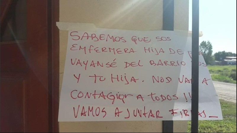 El cartel que le dejaron a la enfermera en la puerta de su casa. 