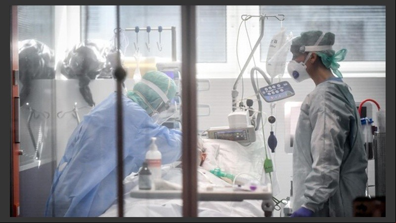 Se debe buscar atención médica inmediata ante la presencia de: problemas para respirar, persistente dolor o presión en el pecho, incapacidad para despertar o presentar labios azules.
