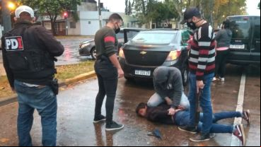 El muchacho de 18 años fue reducido en zona de Uriburu y Corrientes.