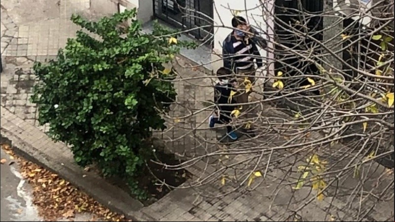No, no son delincuentes. Apenas un padre y un niño en busca de oxígeno.