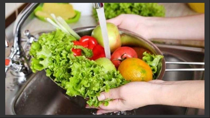 “No se recomienda en absoluto lavar los alimentos con jabón o cloro