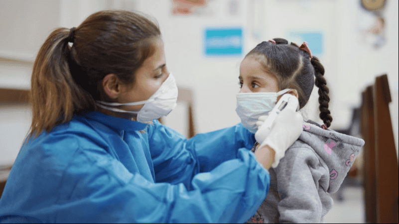 Fiebre por más de cinco días y erupciones cutáneas, parte de los síntomas de la enfermedad.