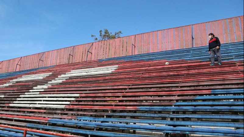 Homenaje mínimo: la imagen del canchero en la tribuna del Gabino.