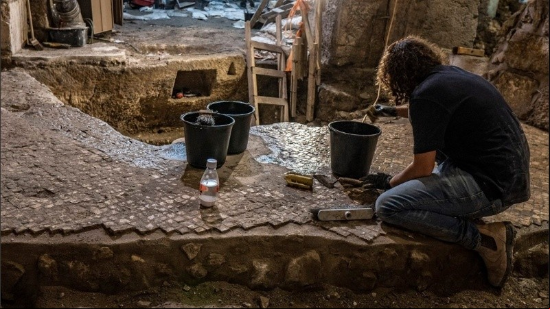 La estructura consiste en tres habitaciones escarbadas en la roca.