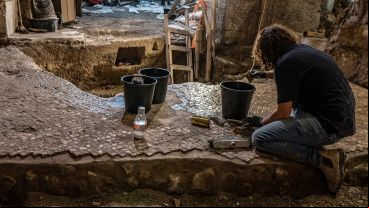 La estructura consiste en tres habitaciones escarbadas en la roca.