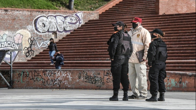 Agentes municipales y policiales controlaron el cumplimiento de las reglas.