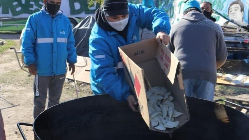 Se reparten unas 7 mil raciones de empanadas. 