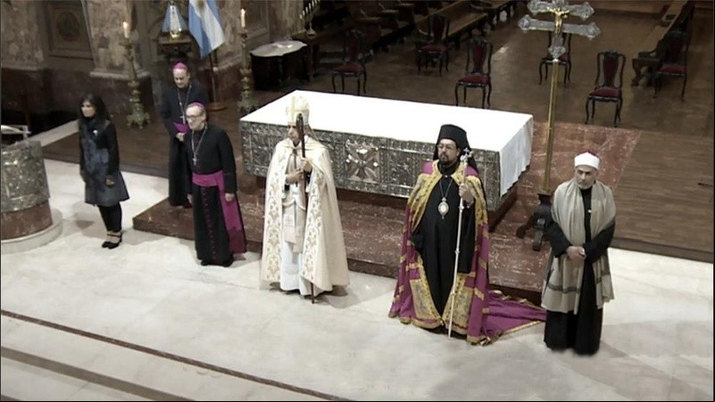El cardenal Poli con representantes de otras religiones, en el inusual tedeum de este 25 de mayo. 