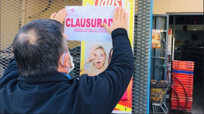 La faja de clausura en la puerta del supermercado.