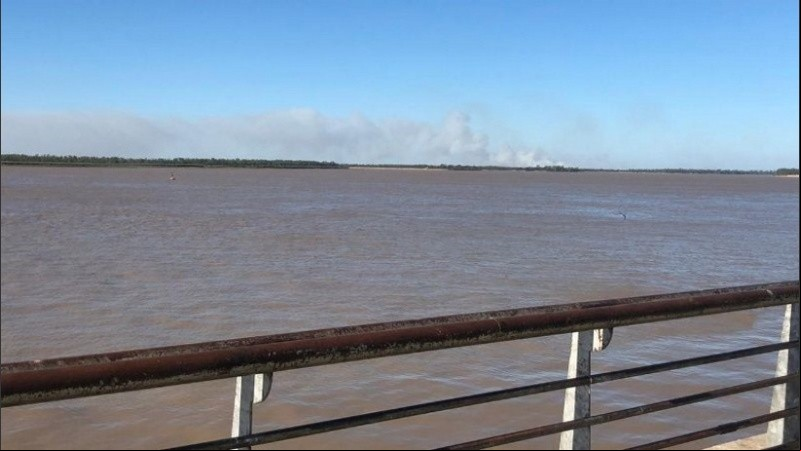 El humo cruza el río y se huele en Rosario. 