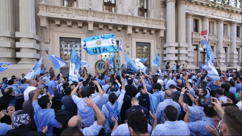 La marcha de los colectiveros pasó por la Municipalidad y por la Sede de Gobierno provincial.