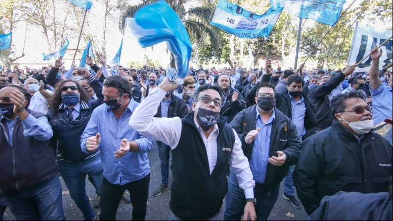 La marcha de los colectiveros siguió por la Municipalidad y por la Sede de Gobierno provincial.