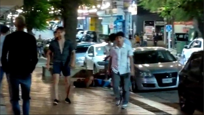 Thomsen (de bermudas) tras haber atacado a golpes a Báez Sosa.