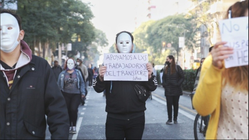 Uno de los manifestantes con su cartel de protesta. 