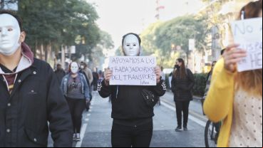 Uno de los manifestantes con su cartel de protesta.