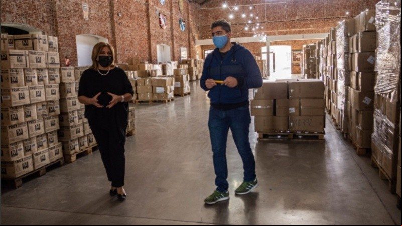 La secretaria de Salud de Santa Fe, Sonia Martorano, recorrió el depósito donde se almacenan los insumos de bioseguridad para el personal de salud.