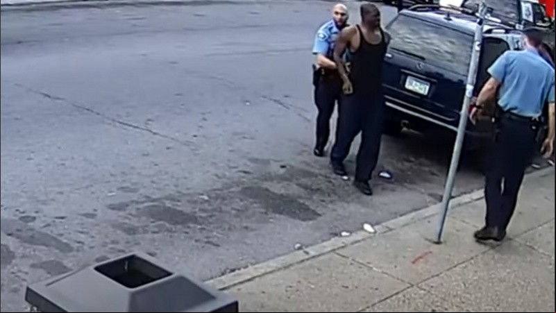 Así fue sacado del auto George Floyd. 