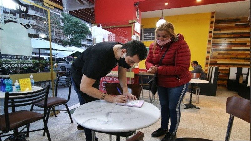 Los bares ya abrieron bajo protocolo de seguridad sanitaria. 