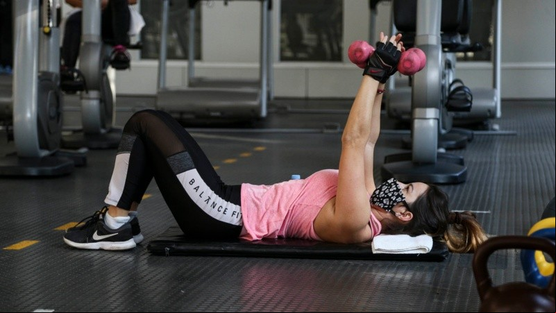 Una joven levanta pesas este martes por la mañana en un gimnasio céntrico.