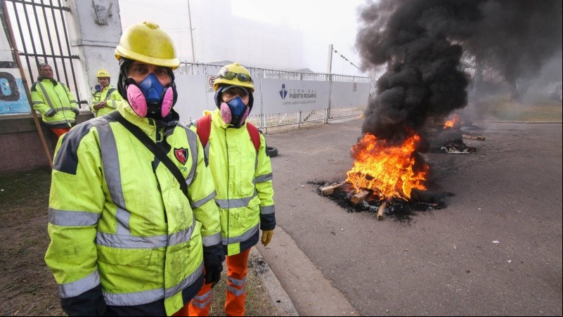 Protesta en la puerta de Terminal Puerto Rosario.