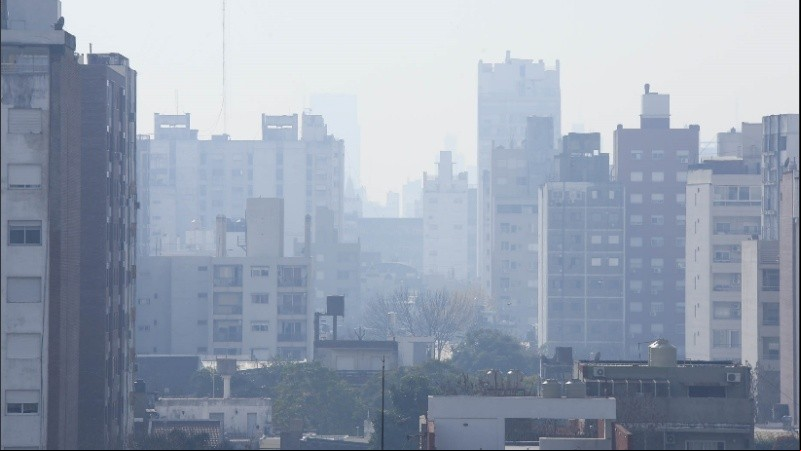 Una postal del mediodía en Rosario, cubierta por humo.
