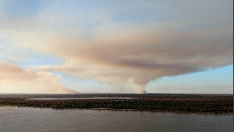 Así se veían algunas columnas de humo frente a Rosario.