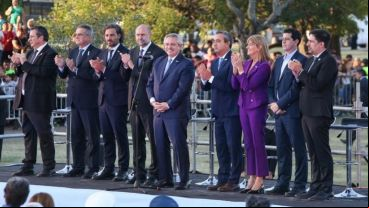 El presidente encabezó, junto a Javkin y Perotti, el acto en el Monumento por los 208 años de la creación de la bander.