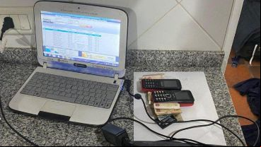 Los teléfonos y las computadoras usadas para las estafas.