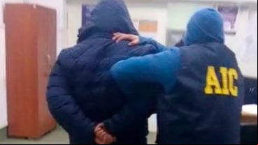 El momento en que el joven sospechoso fue demorado.