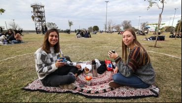 Dos amigas cada una con su mate dentro de un círculo.