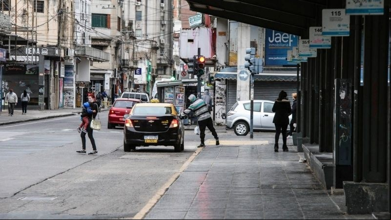 No pasan colectivos y la Plaza Sarmiento adquiere otra fisonomía. 