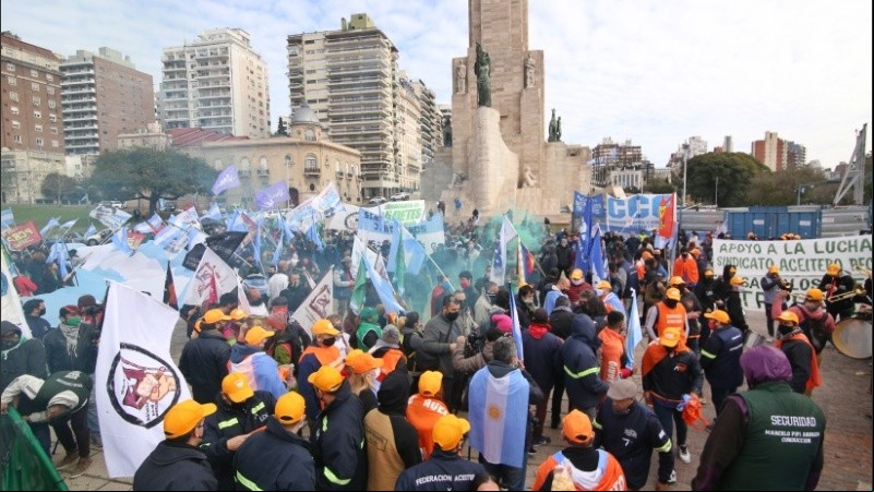 El sindicato de Aceiteros encabezó la movilización al Monumento. 
