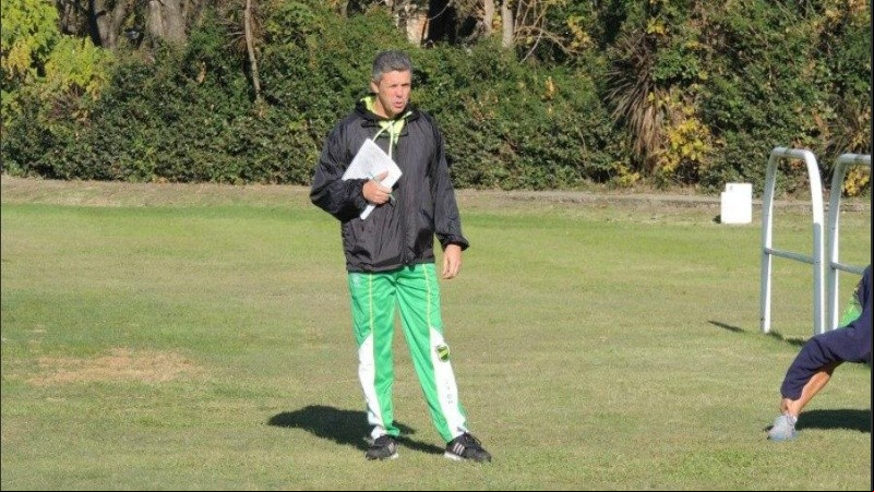 El profe Kohan itió que hay jugadores de Defensa entrenando en Rosario. 