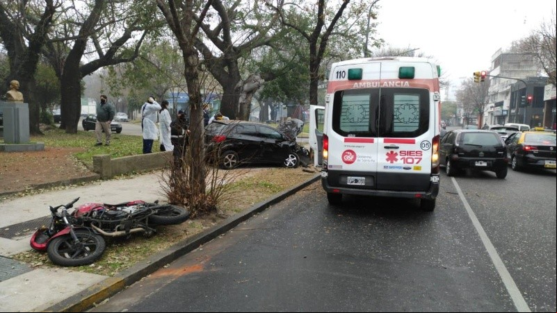 El auto chocó con una moto, que en la imagen se ve tirada en la vereda. 