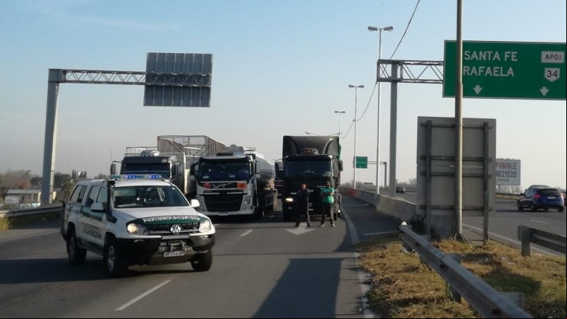 La manifestación y piquete en el puente Rosario Victoria.