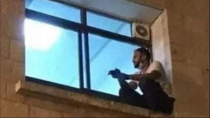 La foto del joven recorrió el mundo a través de las redes.