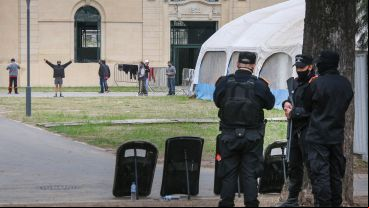 Custodia policial para los aislados en la ex Rural.