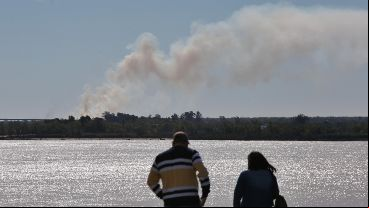 Humo en las islas entrerrianas este sábado, cuando comenzaba el corte en el puente.