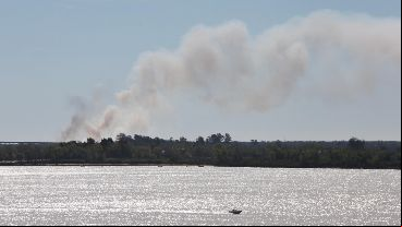 Humo en las islas entrerrianas este sábado, cuando comenzaba el corte en el puente.