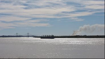 Humo en las islas entrerrianas este sábado, cuando comenzaba el corte en el puente.
