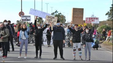El corte de este sábado en la cabecera del puente contra las quemas en las islas.