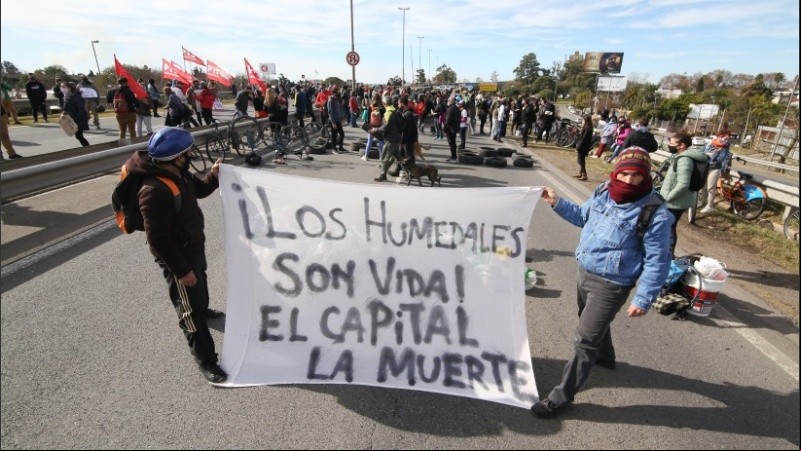 El corte de este sábado en la cabecera del puente contra las quemas en las islas. 