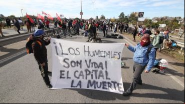 El corte de este sábado en la cabecera del puente contra las quemas en las islas.