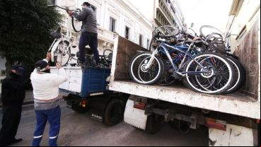 Removieron cientos de bicicletas, motos y autos acumulados en la Comisaría 2ª