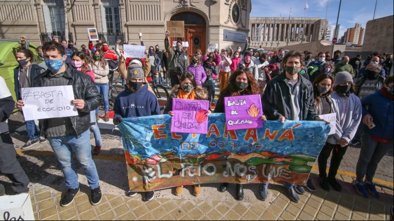 Mientras se hacía la protesta, desde las islas se veían nuevas columnas de humo.