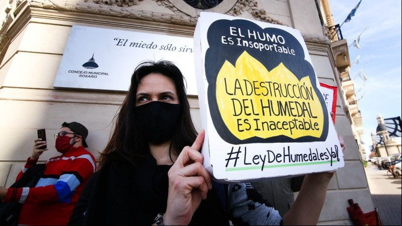Mientras se hacía la protesta, desde las islas se veían nuevas columnas de humo.