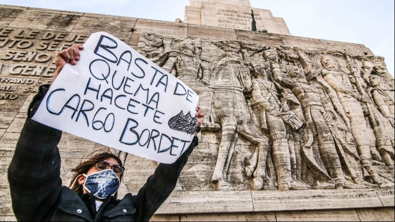 Mientras se hacía la protesta, desde las islas se veían nuevas columnas de humo.