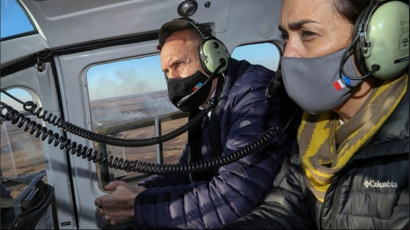 El gobernador sobrevoló la zona de incendios junto a la ministra Gonnet.