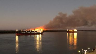 Las lenguas de fuego en las islas, frente a Rosario.