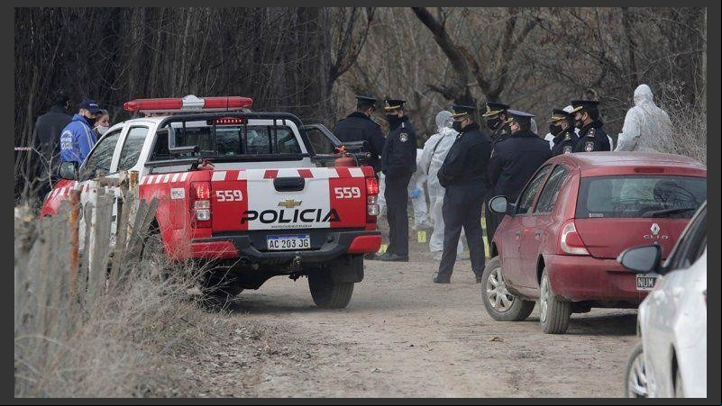 El operativo en el canal de riego donde fue encontrado el cuerpo. 